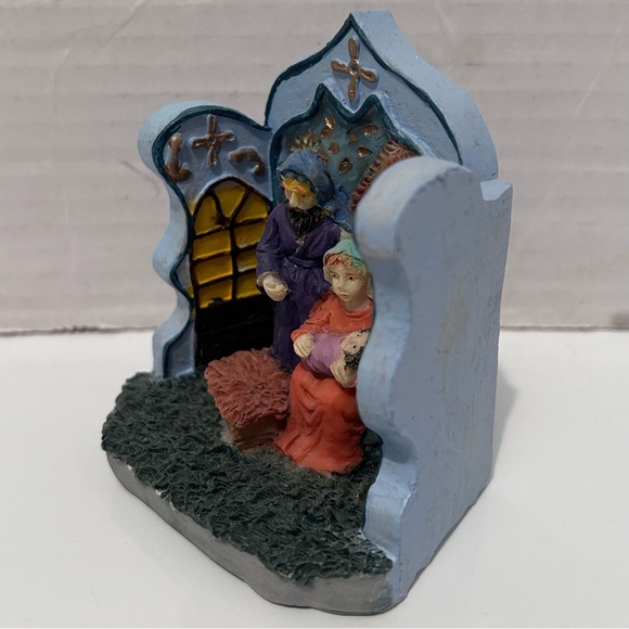 Mini resin nativity 3.5” H x 3” W x 2” D - Picture 2 of 6